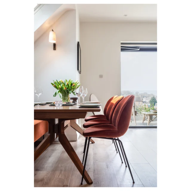 Shot for @nerissa.davies I love the colour of the upholstery.
.
.
.
 #interiordesignphotography #propertyphotographerlondon #londonpropertyphotographer #londoninteriorphotographer #londoninteriorphotography #interiorphotographer #hertfordshirephotographer