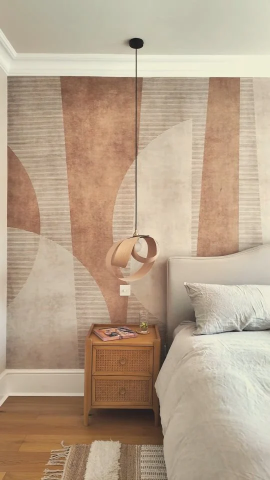 This design, by the lovely and incredibly talented @delphinebouvetinteriors was a joy to shoot. Images to come soon but in the meantime here is a little video of the master bedroom.

Design @delphinebouvetinteriors

Walls and Ceiling @paintandpaperlibrary

Chest of drawers from @gallerydirecthome

Tall chest of drawers from @ercol_uk

Chair from @grahamandgreen

Bedside tables @coxandcox

Mural by @photowall_sweden

Macrame wall hanging @taritalimacrame 

#interiordesign #interiorphotography #interiordesignlondon #interiorphotographylondon